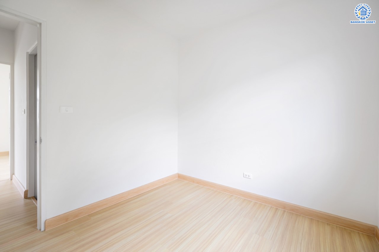 บ้านมือสองตกแต่งใหม่ ม.พลีโน่ ปิ่นเกล้า-ราชพฤกษ์ ทาวน์เฮ้าส์ 2 ชั้นหลังมุม เนื้อที่ 29.2 ตร.ว. ฟังก์ชันจัดเต็ม 3 ห้องนอน 2 ห้องน้ำ จอดรถได้ 1 คัน พร้อมพื้นที่ใช้สอย 148 ตร.ม. การเดินทางสะดวก ใกล้วงเวียนพระรามห้า, The Walk และจุดขึ้นทางด่วน "ศรีรัช"